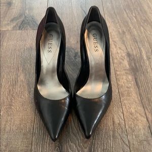 Black Guess pumps